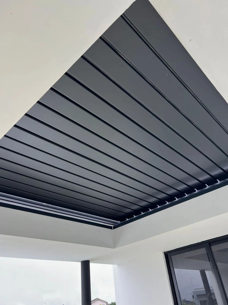 Dark aluminium bioclimatic pergola louver detail
